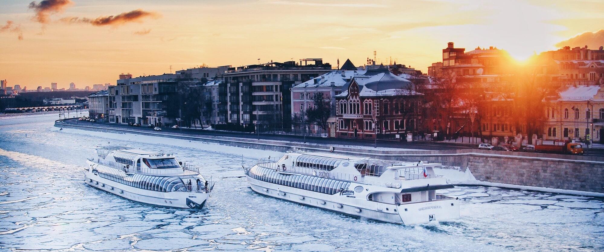 Зимний теплоход москва. Флотилия Рэдиссон. Рэдиссон флотилия зимой. Яхта флотилии «Рэдиссон Ройал». Яхта Рэдиссон Москва.
